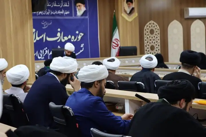 نشست هم‌اندیشی «اساتید معارف اسلام ناب» لرستان در قم برگزار شد