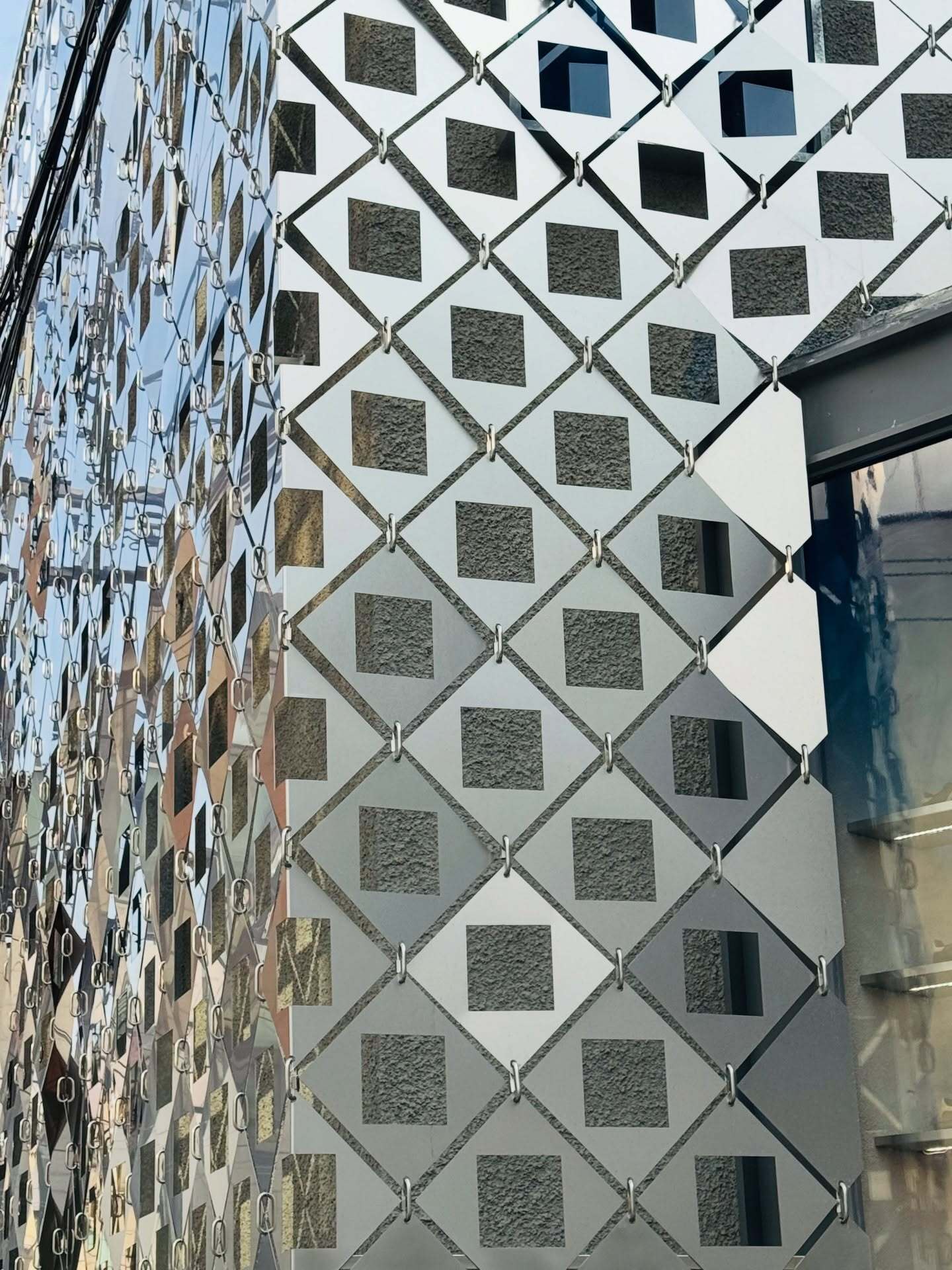 تصویری از نمای خارجی فروشگاه پرچم‌دار آدیداس اُریجینالز دوسان (Adidas Originals Flagship Dosan) در سئول کره جنوبی، ساختمانی که در اصل یک خانه مسکونی بوده و اکنون تحت بازسازی برای تبدیل کاربری به یک فضای تجاری بزرگ و مدرن برای عرضه محصولات آدیداس قرار گرفت
