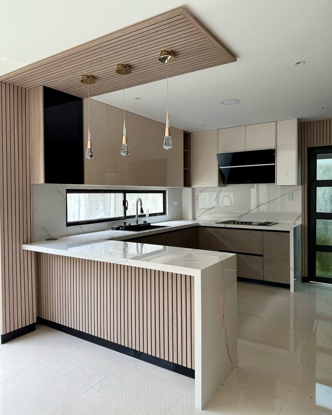 کابینت سفید و چوب
