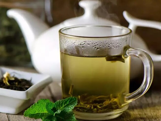 چی بخوریم چربی خون پایین بیاید؟ ؛ فواید دمنوش چای سبز برای کاهش چربی خون