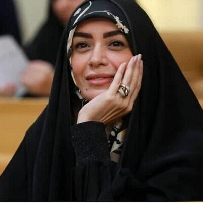 نگاهی به جشن تولد عاشقانه 45 سالگی الهام چرخنده بازیگر سریال آوای باران و باکس گل شیک روی میز/ مبارکا باشه+عکس