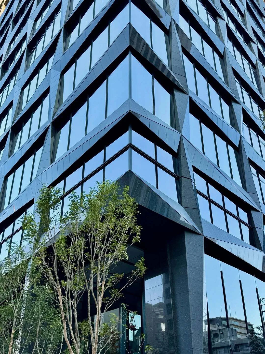 تصویر نمای بیرونی ساختمان «سومیتومو شیبا پارک» (Sumitomo Shiba Park Building) در حال ساخت در توکیو، ژاپن؛ این آسمان‌خراش بزرگ که توسط شرکت نیکِن سکِئی طراحی شده، یک سازه مدرن بلندمرتبه است و قرار است در سال ۲۰۲۶ تکمیل شود.