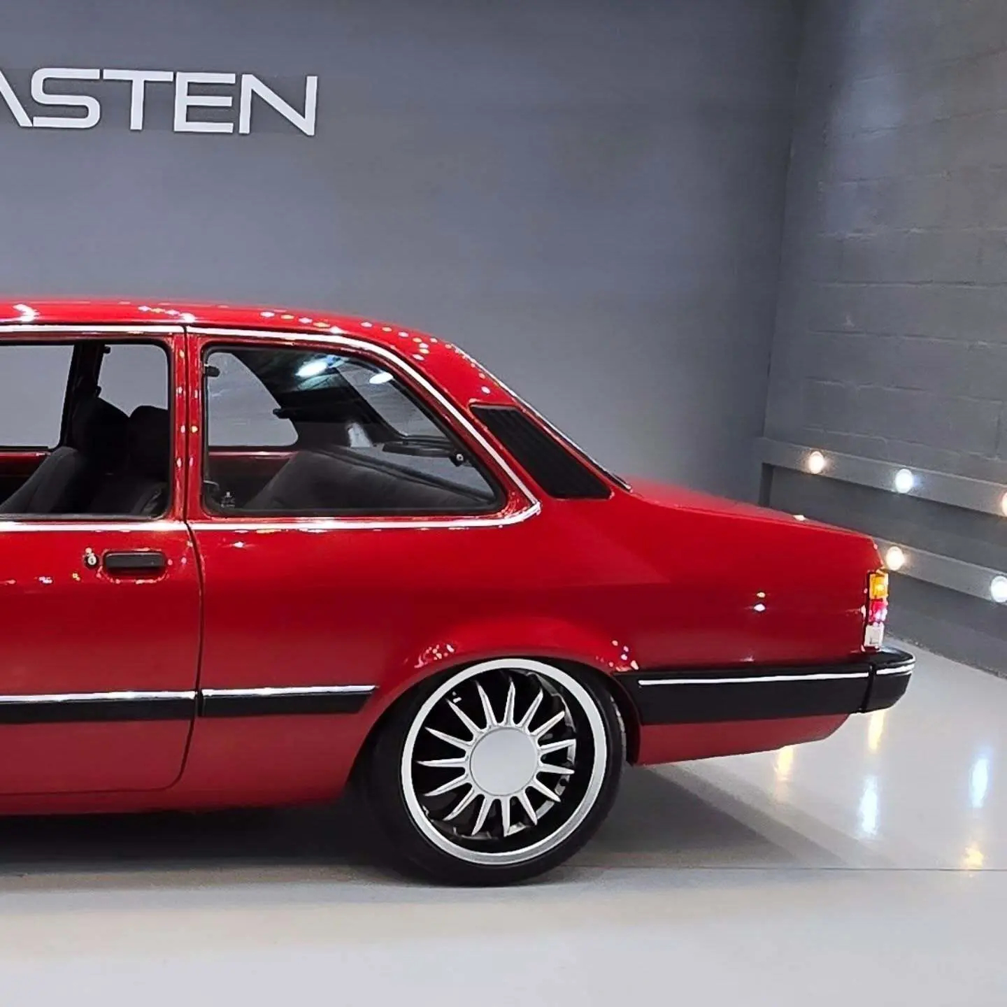نمای خارجی خودروی شورولت شوت (GM Chevette SL) مدل ۱۹۸۹ به رنگ نوک‌مدادی با رینگ‌های اسپرت ۱۷ اینچی و چراغ‌های اورجینال در وضعیت بسیار سالم.