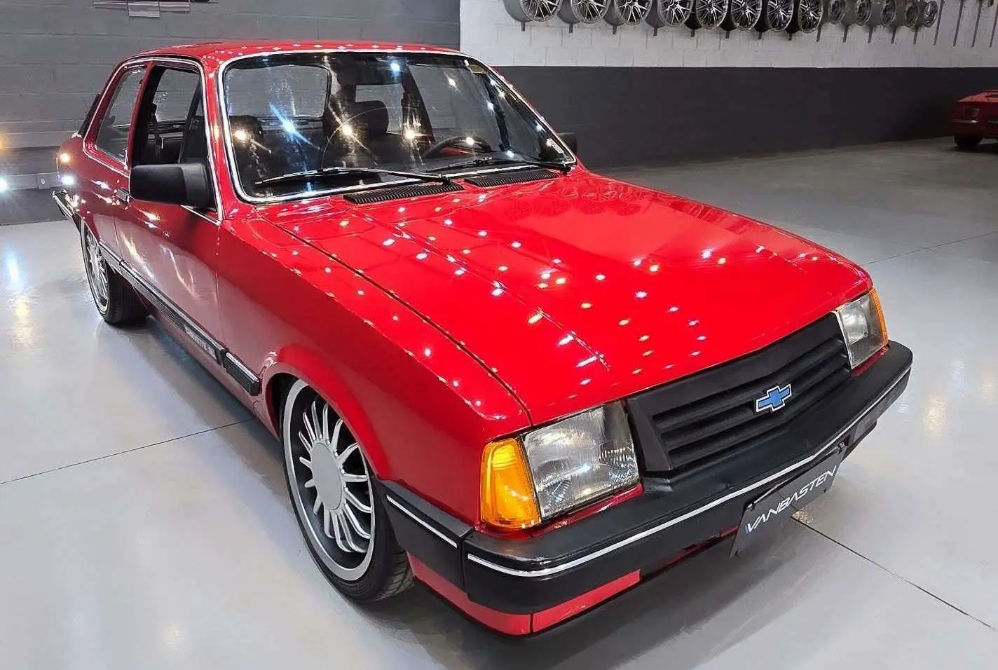 نمای خارجی خودروی شورولت شوت (GM Chevette SL) مدل ۱۹۸۹ به رنگ نوک‌مدادی با رینگ‌های اسپرت ۱۷ اینچی و چراغ‌های اورجینال در وضعیت بسیار سالم.