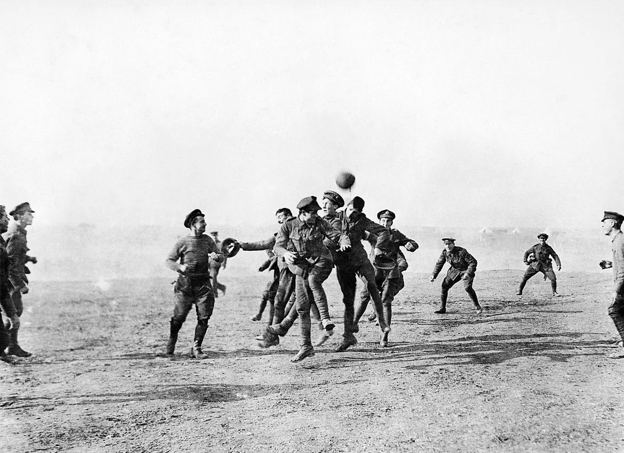 1280px-Christmas_day_football_WWI_1915