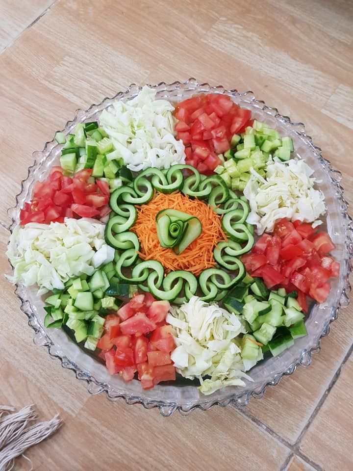 چیدمان و تزیین مخلفات کنار غذا