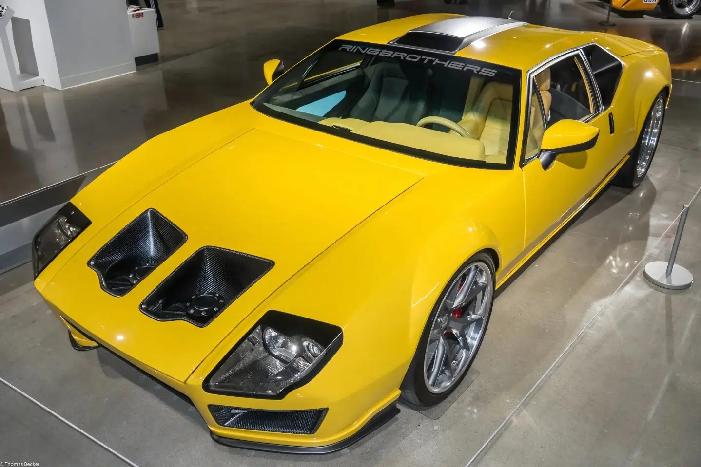 نمای جانبی خودروی سفارشی De Tomaso Pantera ADRNLN مدل ۱۹۷۱ با بدنه بازطراحی شده توسط Ringbrothers.