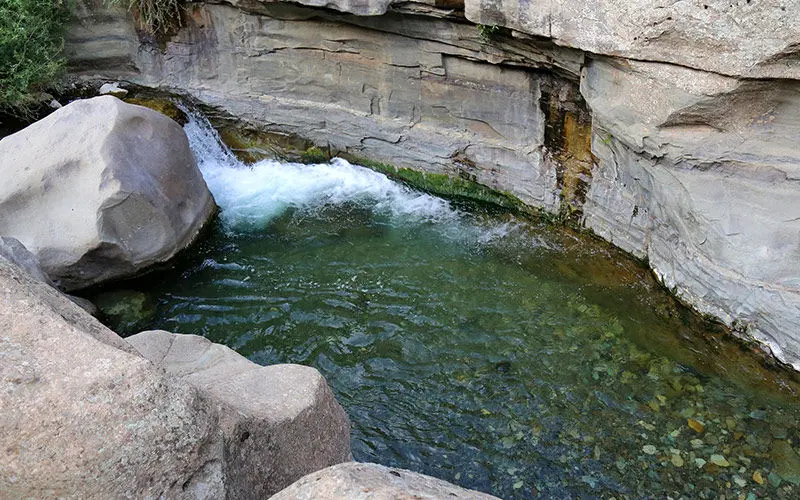 حوضچه آب چال ماهی در میان صخره ها