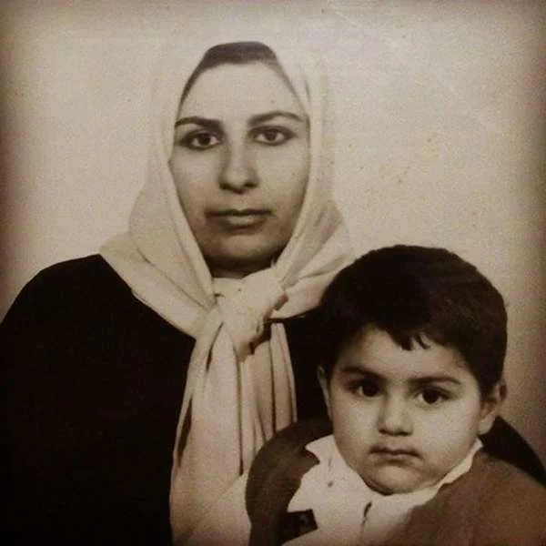 عکس کودکی بابک انصاری در کنار مادرش 