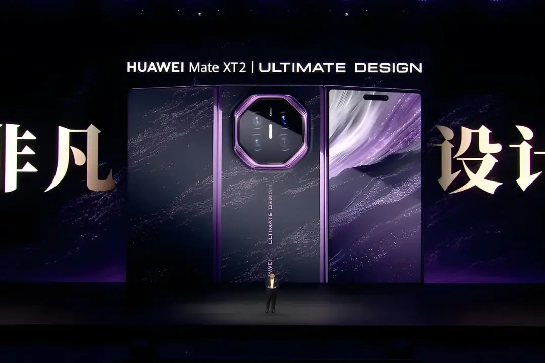 گوشی تاشو سه‌تکه هواوی (Huawei Mate XT2) با طراحی بنفش و ستاره‌ای
