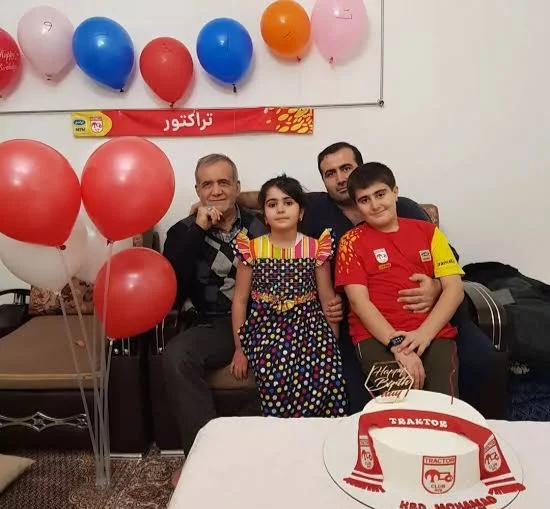 این تصاویر توسط او در صفحه شخصی‌ منتشر شده و بخش‌ هایی از فضای خانه را به نمایش می‌ گذارد