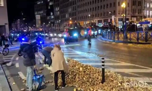 شورش کشاورزان در خیابان‌های بروکسل؛ تراکتورها در برابر پلیس صف کشیدند!