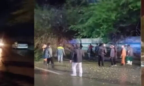 وزش باد شدید بوشهر را در تسخیر خود گرفت؛ معابر مسدود به سرعت بازگشایی شدند!