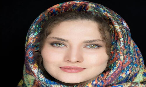 نگاهی به سبک و سلیقه ساناز سعیدی بازیگر سریال فریبا برای چیدمان سفره هفت سین/ ظروف برنزی، تابلو و‌ان‌یکاد، ترمه اصفهان مزین به دیوان حافظ و…