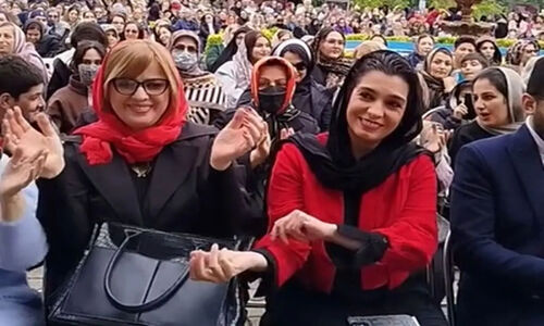 رقص شگفت‌انگیز الیکا عبدالرزاقی در جشنواره آشپزی دوآب رامسر؛ لحظه‌ای که همه را مسحور کرد!