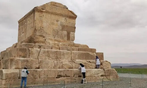 تصاویری شگفت‌انگیز از آرامگاه کوروش در دل برف‌های زمستانی