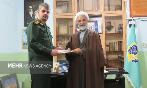 حکم ریاست شورای یادواره شهدای دشتستان به امام جمعه اهدا شد؛ برنامه‌ای برای زنده نگه داشتن خاطره ۲ هزار شهید