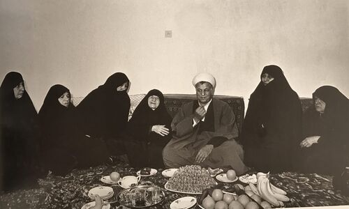 قاب تاریخ| بهروز وثوقی و آنتونی کویین، تهران ۵۷، عکس خانوادگی آیت‌الله رفسنجانی و دختران تهرانی سال ۸۸