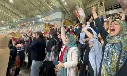 واکنش پرشور بانوان فولادی بعد از گل‌های نفس‌گیر تیم‌شان در پایان بازی!