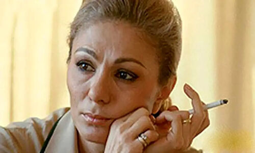 فرح دیبا در لحظه‌ای نادر کنار مزار محمدرضا پهلوی؛ استایلی که همه را مات کرد!