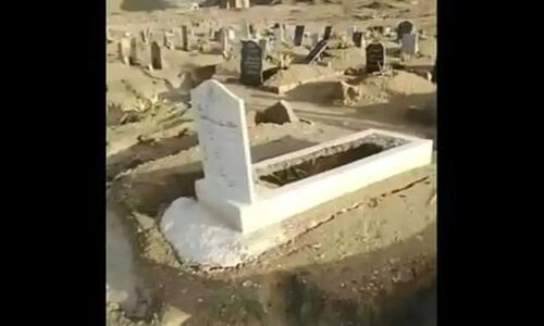 بارندگی شدید، قبرستان تاریخی قشم را در معرض نابودی قرار داد!