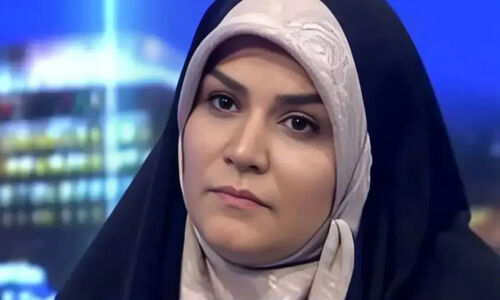 چیدمان خانه ساده و شیک سحر امامی، مجریِ شیر زن ایرانی / از مبلمانی گرم و لوسترهای عهد بوقی تا پرده‌های حریر و تابلو دیواریِ … با پسرک بانمک چشم درشتش …