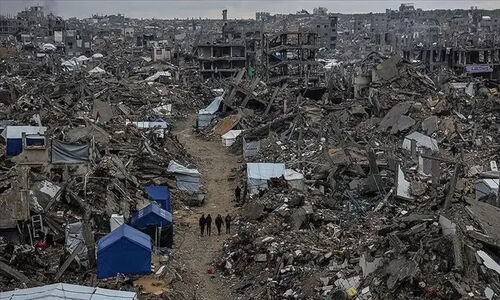 ببینید / صف خرید آیفون ۱۷ در غزه جنگ زده!
