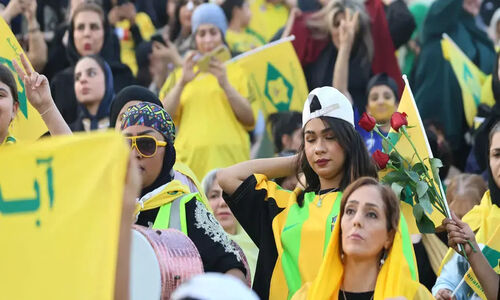 ‌ قاب امروز| تختی خوشحال از حضور دختران آبادانی در ورزشگاه