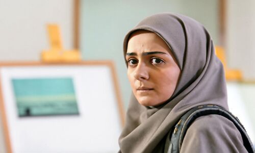 بیتا سحرخیز با عصا کنار دریا؛ نغمه ادیب سریال ترانه مادری در لحظه‌ای متفاوت