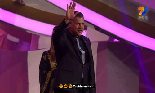 تشویق بی‌نظیر تماشاگران با حضور غافلگیرکننده علی دایی و همسرش در نمایش موزیکال «رابین‌هود»