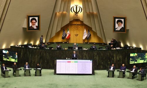 مصوبه بنزین ۳ نرخی دولت سرانجام از مجلس تایید گرفت؛ واکنش‌ها چه بود؟