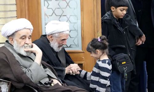 لحظه تأثیرگذار بوسیدن دست کاظم صدیقی در مراسم یادبود پسرش که فضای مجازی را تکان داد
