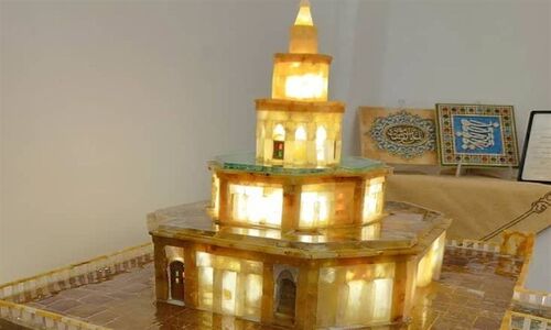بازآفرینی شگفت‌انگیز ارگ کلاه‌فرنگی با هزاران قطعه سنگ قیمتی؛ هنری که تاریخ را زنده کرد!