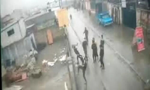 حمله وحشیانه اراذل و اوباش به شهروند بی‌دفاع در منزل‌آباد؛ جزئیات تکان‌دهنده ویدئو منتشر شده