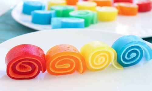 ژله رولی با بستنی؛ طعمی نو و جذاب برای مهمانی‌های پاییزی شما!