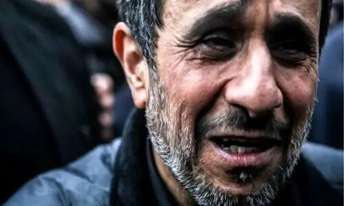 عکس ها / نگاهی به  مراسم تشییع باشکوه پیکر خواهر محمود احمدی‌نژاد / حضور چهره های آشنا و ظاهر تکیده و پیر رییس جمهور اسبق ایران