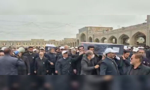 تشییع باشکوه پیکر همسر و فرزند معاون رئیس‌جمهور در مشهد، دل‌ها را به درد آورد