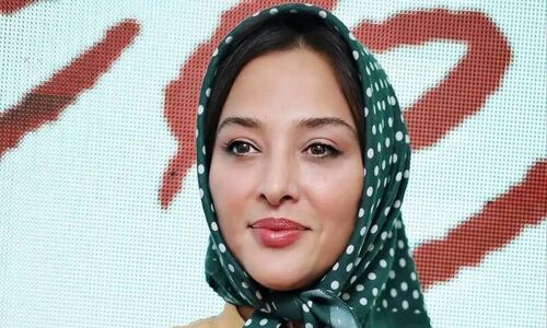 نگاهی به استایل ساده و مرتب آناهیتا درگاهی، عروس سابق علی پروین در اکران طهران 57؛ کت و شلوار ست با روسری همرنگ با بلوز+ویدیو/ یک وت‌فیت تمیز، متعادل و چشم‌گیر