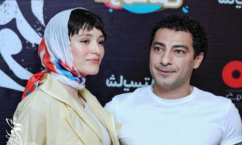 دکوراسیون گرم و شاعرانه خانه نوید محمدزاده و فرشته حسینی؛ اتاق خوابی رو به طلوع صبحگاهی با تابلو هنری دیواری