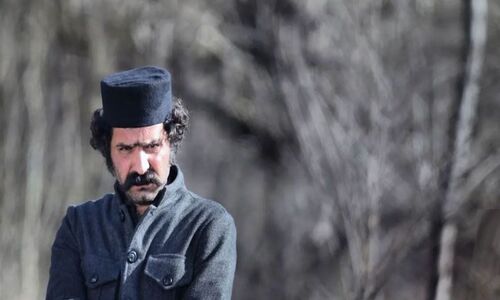چاوش خان تفنگچی مهربان سریال گیلدخت، در آغوش مادر کشاورزش با تیپ و استایل امروزی