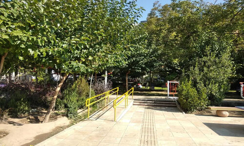 وقتی بازسازی سرویس بهداشتی یک بوستان دستاورد می‌شود/ چند پرسش از آقای شهردار درباره بیلبورد عجیب در تهران