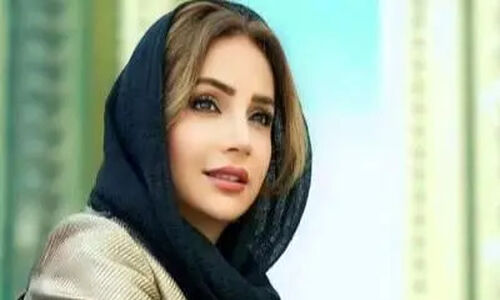 چیدمان مدرن  خانه شبنم قلی‌خانی در دبی / از کنسول سنتی طرح دار تا گل های رومیزی کوچک و بزرگ و دیوار چوبی