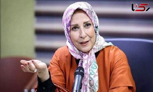 نگاهی به دکوراسیون لاکچری و منحصربفرد منزل مرجانه گلچین در ورودی خانه اش / از مجسمه چوبی عجیب تا کتابخانه و آباژور کلاسیک!