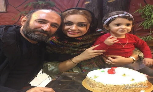 ست لباس شوکه‌کننده هدایت هاشمی و همسرش با کلاه‌گیس فرفری؛ شبیه‌سازی بی‌سابقه از رحمان و رحیم!