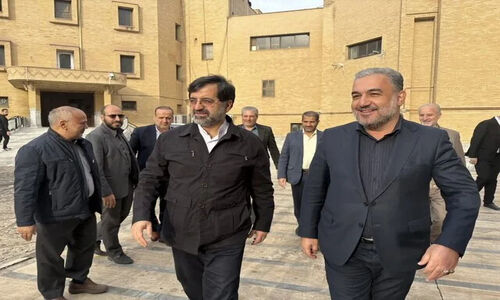 افتتاح برق خورشیدی ۱۰۰ کیلوواتی در قلب فرمانداری قم؛ گامی بزرگ به سمت انرژی پاک