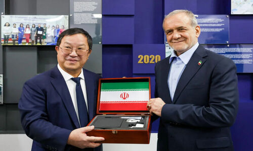 ژست‌های جالب پزشکیان در دریافت دکترای افتخاری که همه را شگفت‌زده کرد!