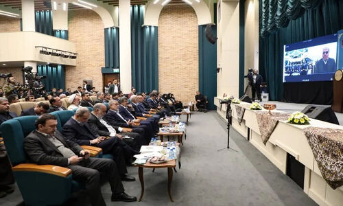 یزد در مسیر بی‌نیازی کامل از سوخت‌های فسیلی با افتتاح ۱۲ نیروگاه خورشیدی بزرگ!