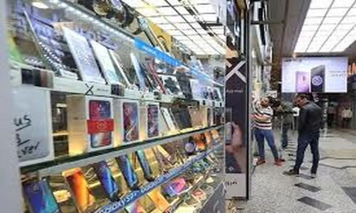 چرا مردم حالا به گوشی‌های دست‌دوم و تعمیرات روی آورده‌اند؟ نگاهی به بحران صنعت موبایل ایران
