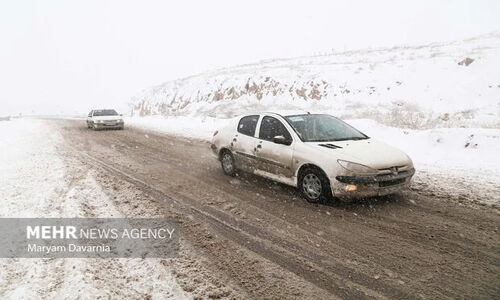 بارش برف در کوهستان‌های کاشان؛ زنجیر چرخ همراه سفرهای زمستانی ضروری شد!