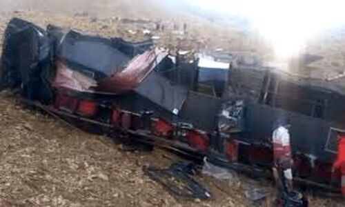واژگونی هولناک اتوبوس تهران-یاسوج با ۳ کشته و ۱۵ مصدوم در سمیرم؛ جزئیات تکان‌دهنده حادثه